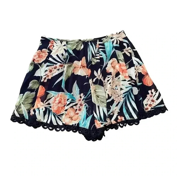 High Waisted Floral Shorts Size Small - Picture 7 of 7